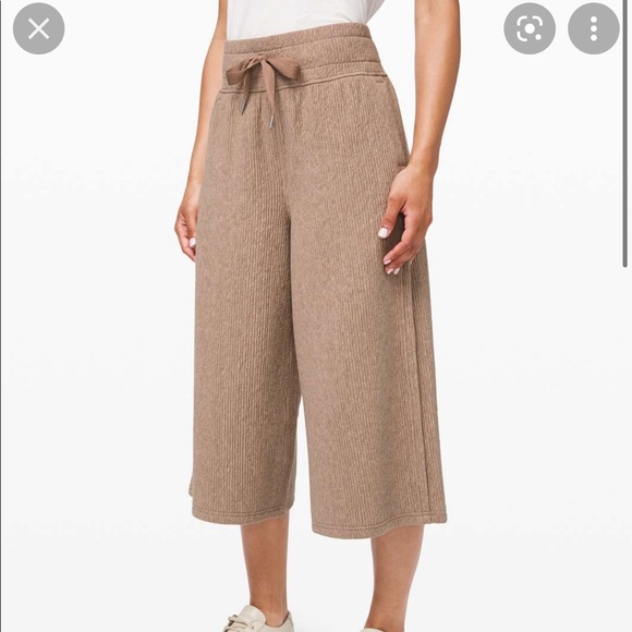 Lululemon Retreat Yourself Crop - size 6